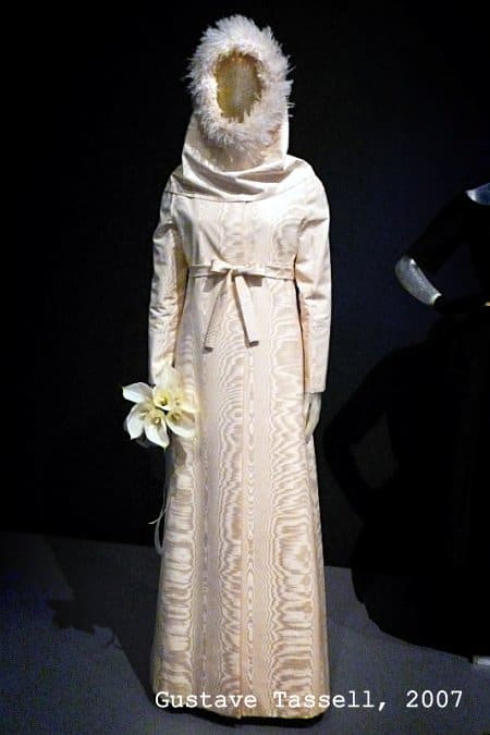 abito da sposa con cappuccio