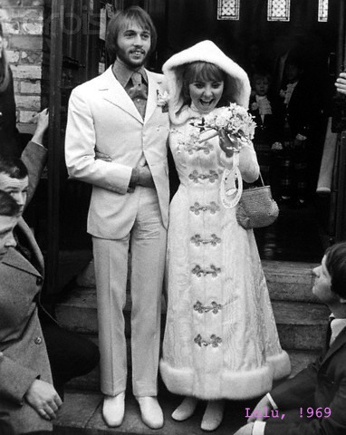 abito da sposa invernale con cappuccio