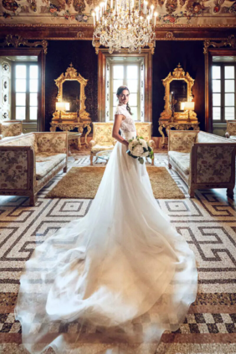 abito da sposa romantico con strascico