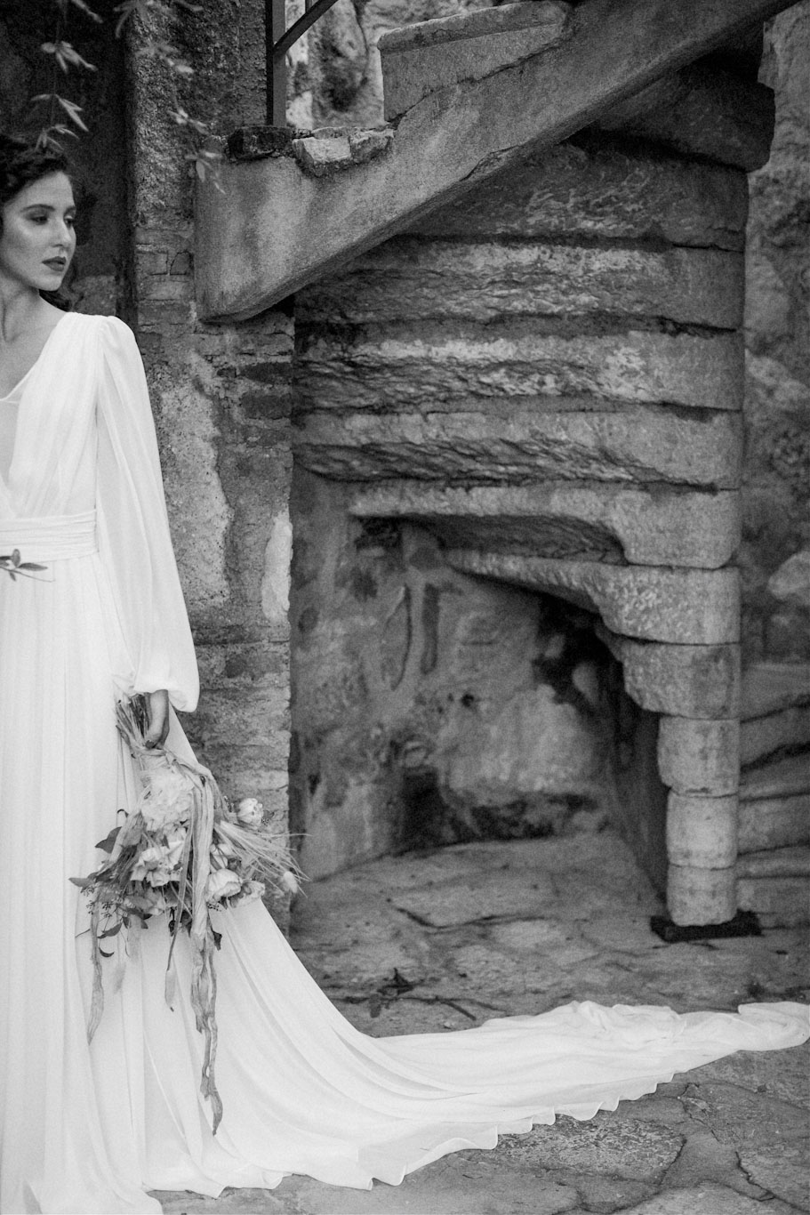 abito da sposa in georgette con lo strascico