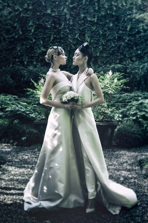 Editoriale moda sposa contemporanea in giardino con silhouette couture