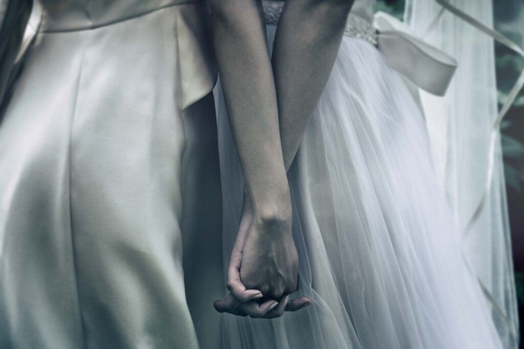 Dettaglio couture di abito da sposa contemporaneo con tailoring e trasparenze