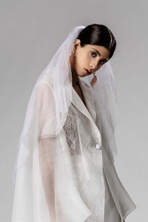 Look bridal contemporaneo con blazer sartoriale bianco e accessori scultorei