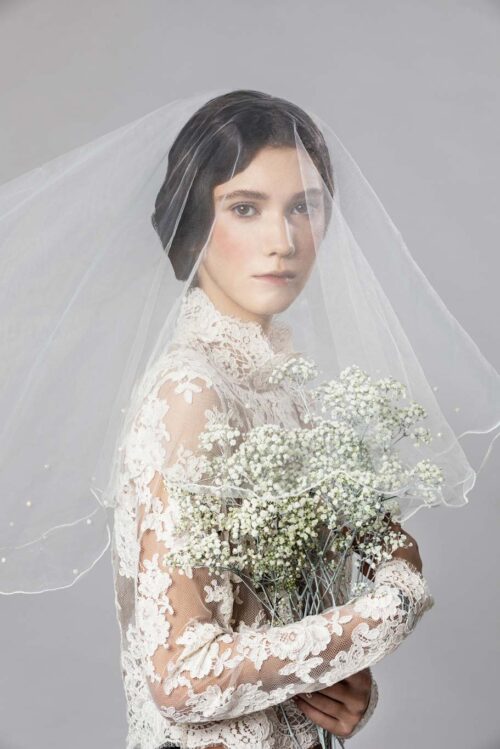 Abito da sposa couture minimal con velo e collo alto