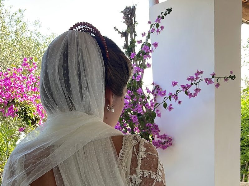 Velo lungo drappeggiato sulle spalle dopo la cerimonia di matrimonio