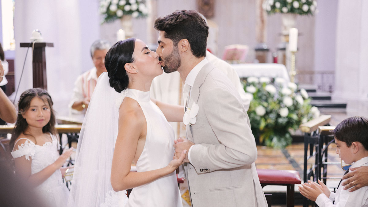 bacio cerimonia in chiesa