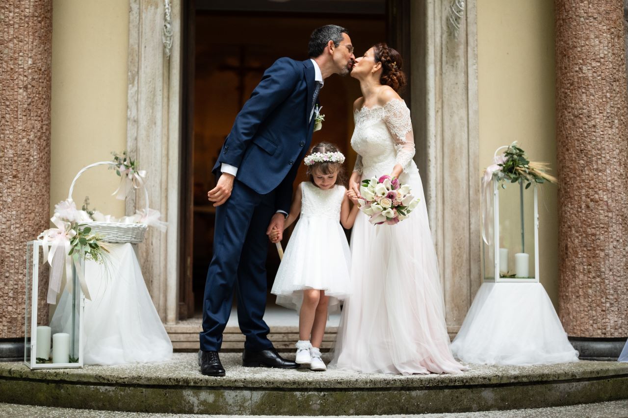 sposi baci romantici