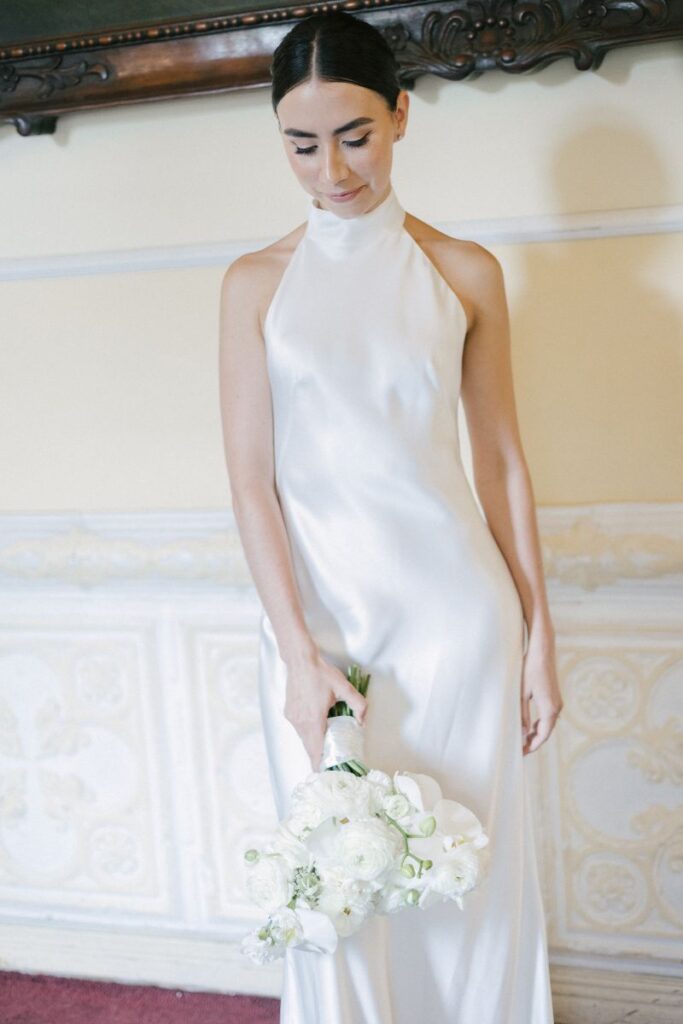 abito da sposa semplice in envers satin