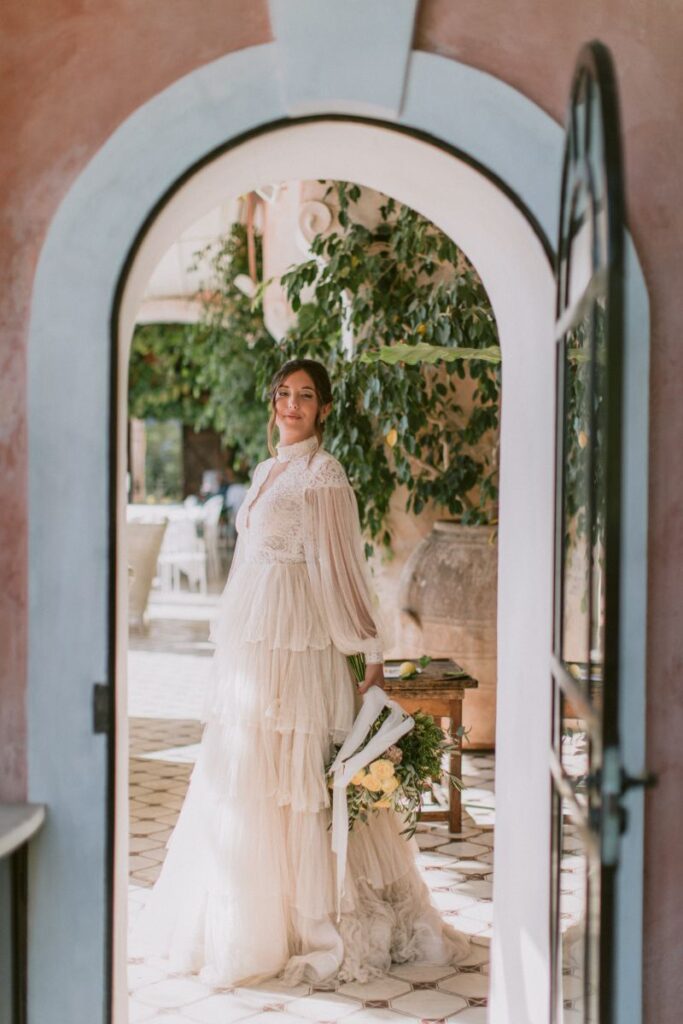 Abito da sposa in tulle mano seta con balze leggere