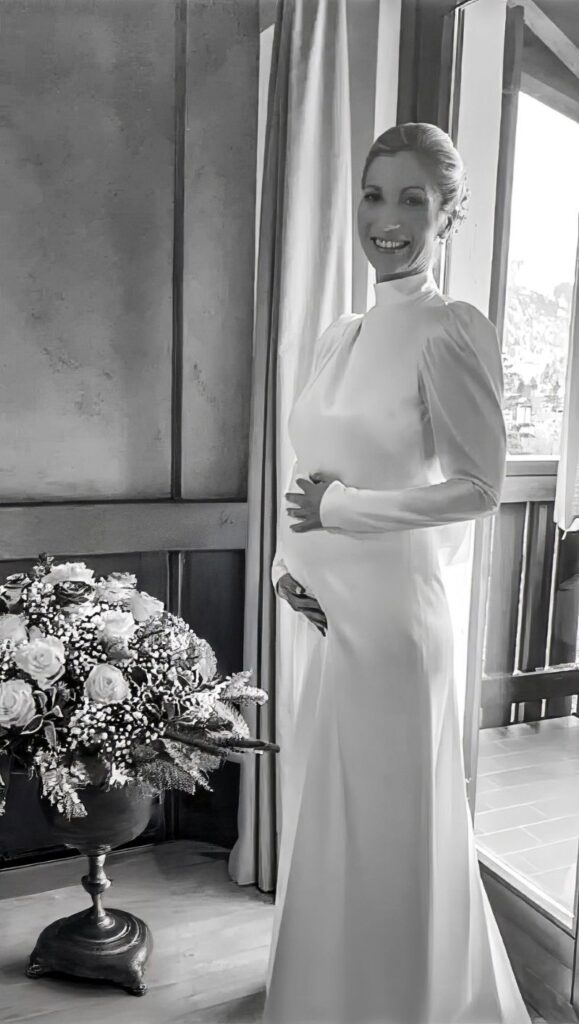 Valentina con abito da sposa su misura in gravidanza realizzato da Talea Couture a Milano.