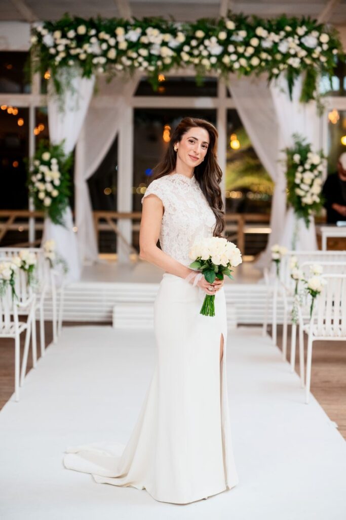 abito da sposa elegante cerimonia fiori bianchi contemporaneo