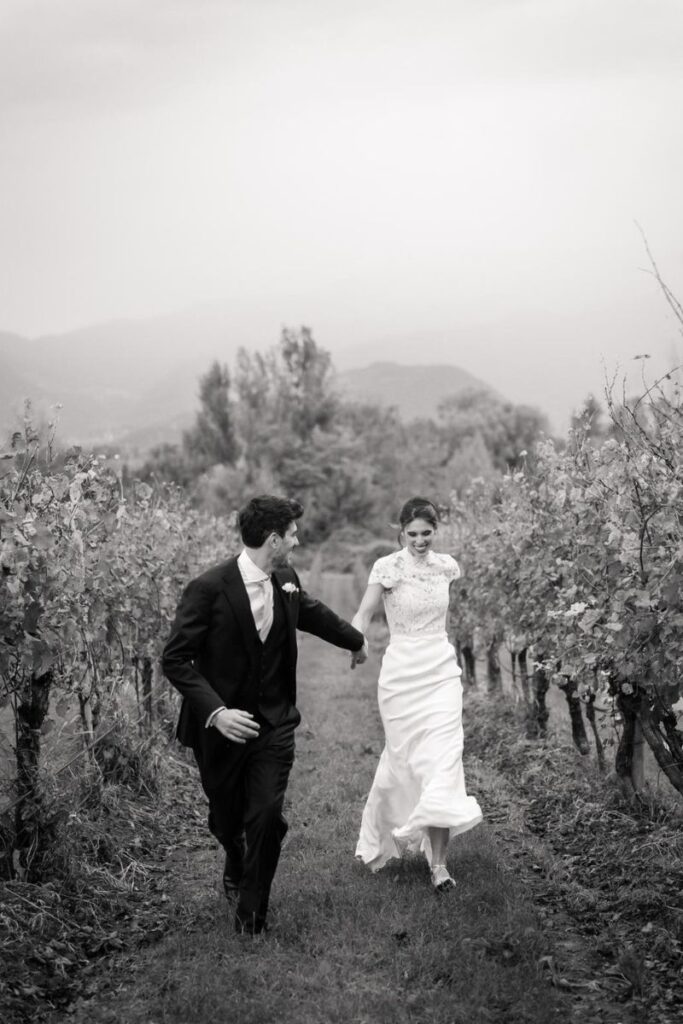 sposa abito sartoriale pizzo e cady tra i vigneti Franciacorta