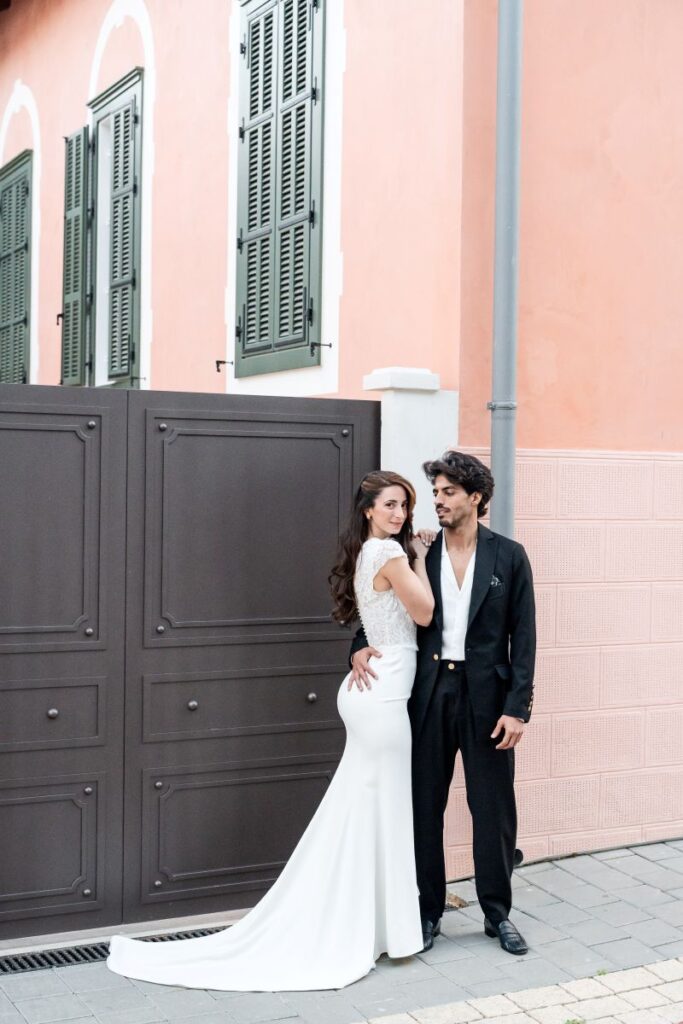 sposa abito sartoriale linea aderente con spacco laterale