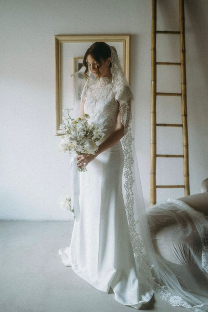 abito da sposa con velo bordato pizzo rebrodé dettaglio sartoriale