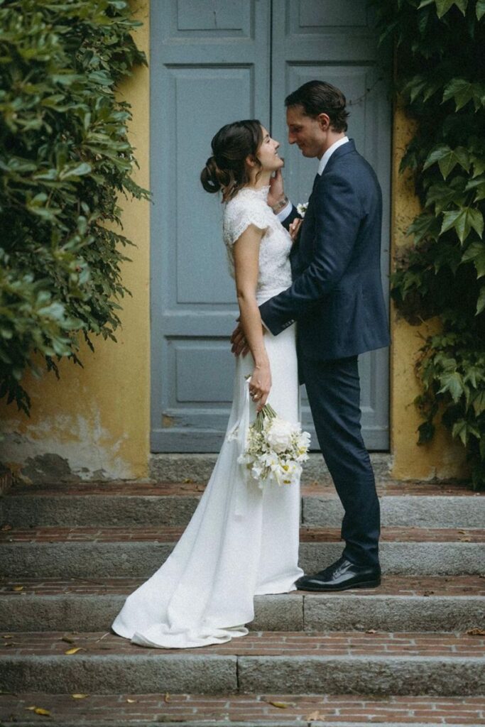 sposa con abito sartoriale pizzo e cady coppia elegante