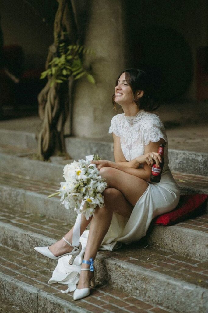 sposa moderna abito da sposa con spacco momento spontaneo