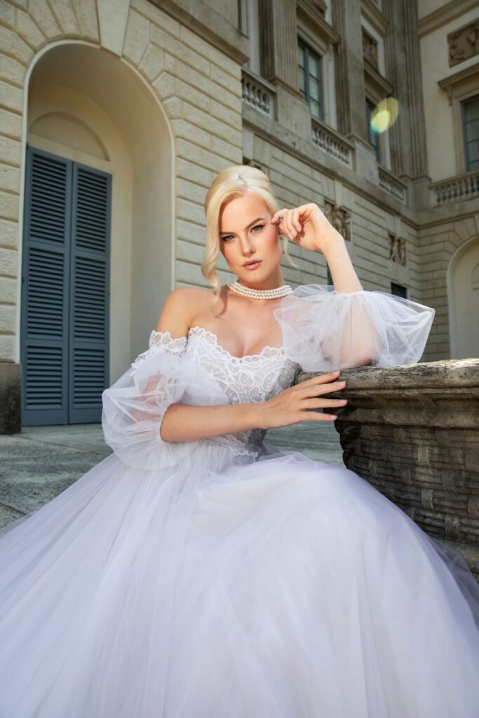 abito da sposa glamour con perle styling moderno