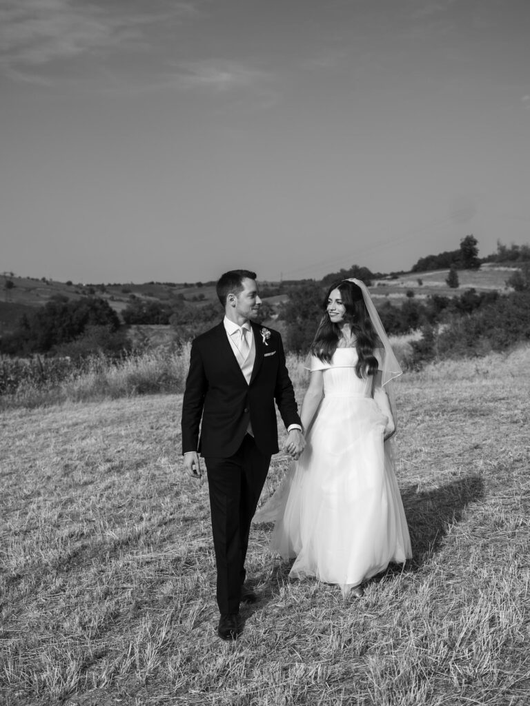 sposa con abito tulle semplice naturale movimento