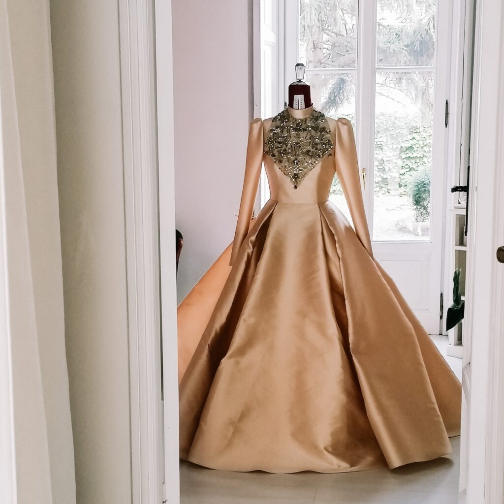 Abito couture con grande volume sostenuto da sottogonna in tulle