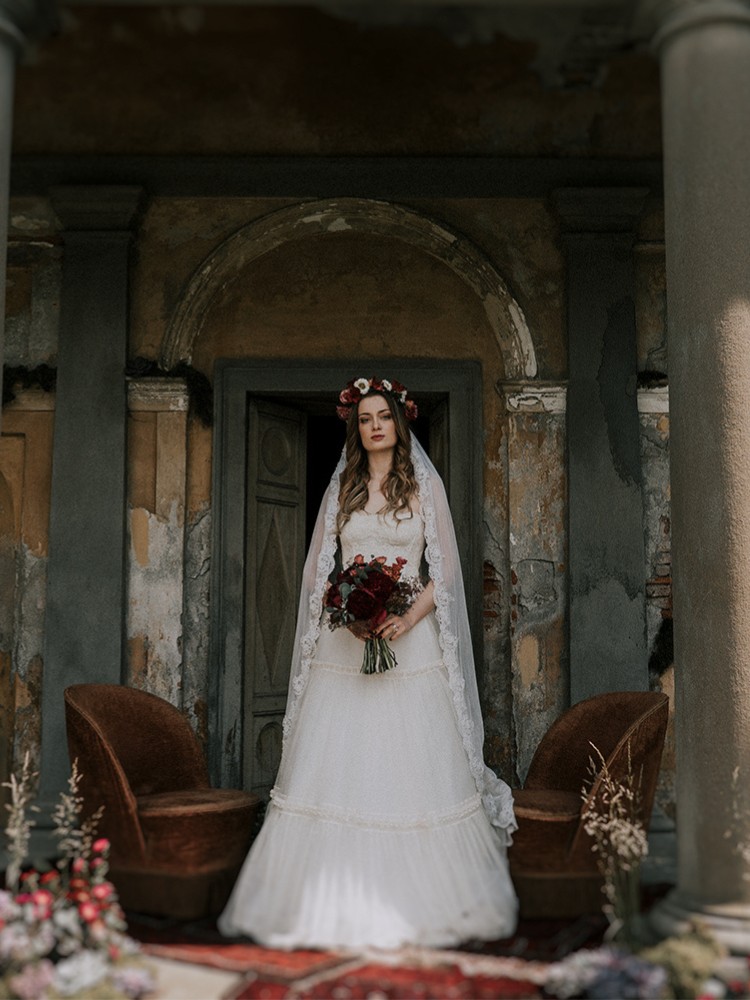 Abito da sposa in tulle di cotone con balze e passamaneria