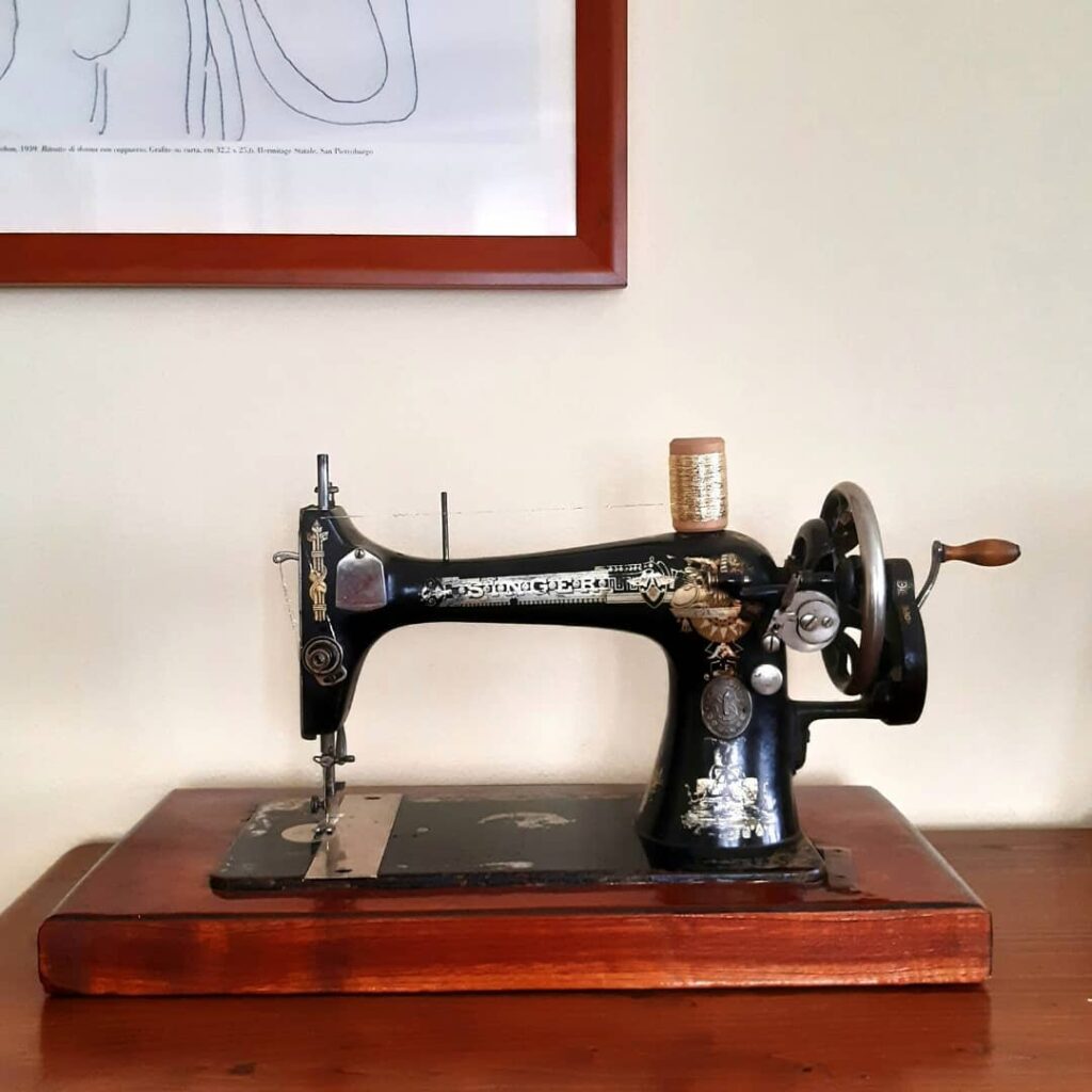 macchina da cucire Singer vintage usata per cucito a mano e sartoria