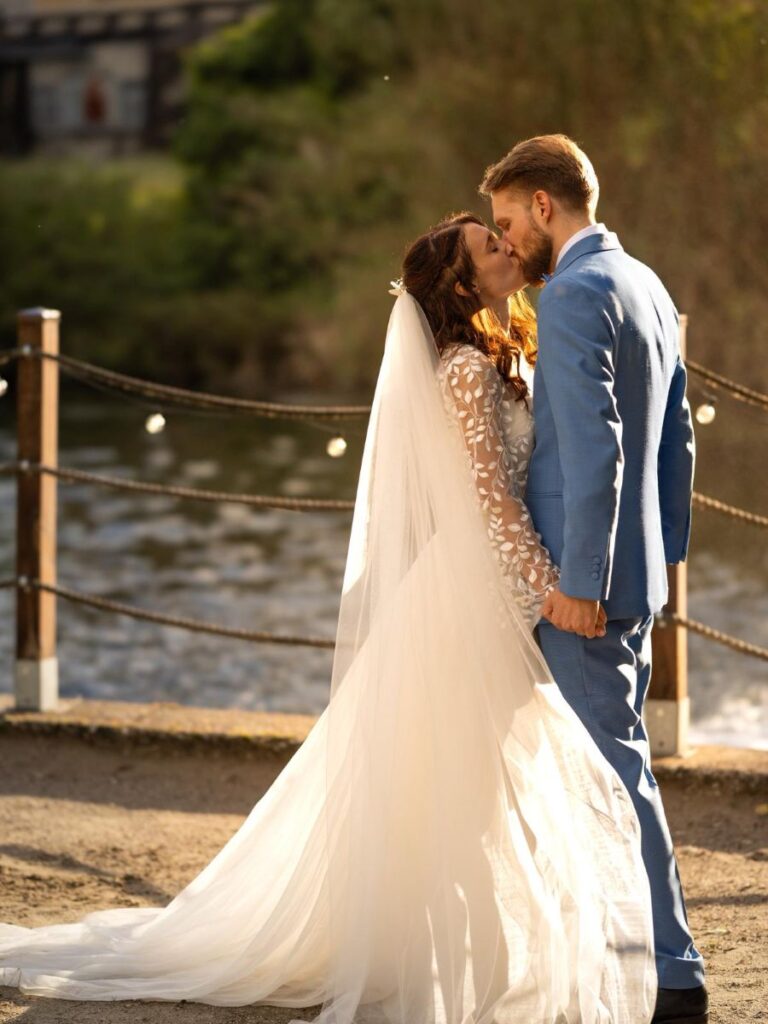 bacio degli sposi durante matrimonio all’aperto a Mantova