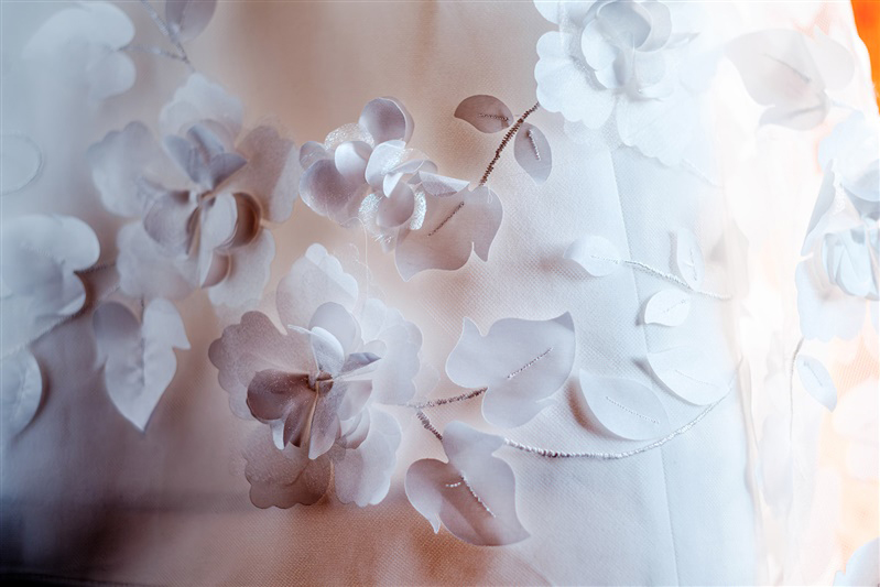Dettaglio di fiori tridimensionali ricamati sul tulle