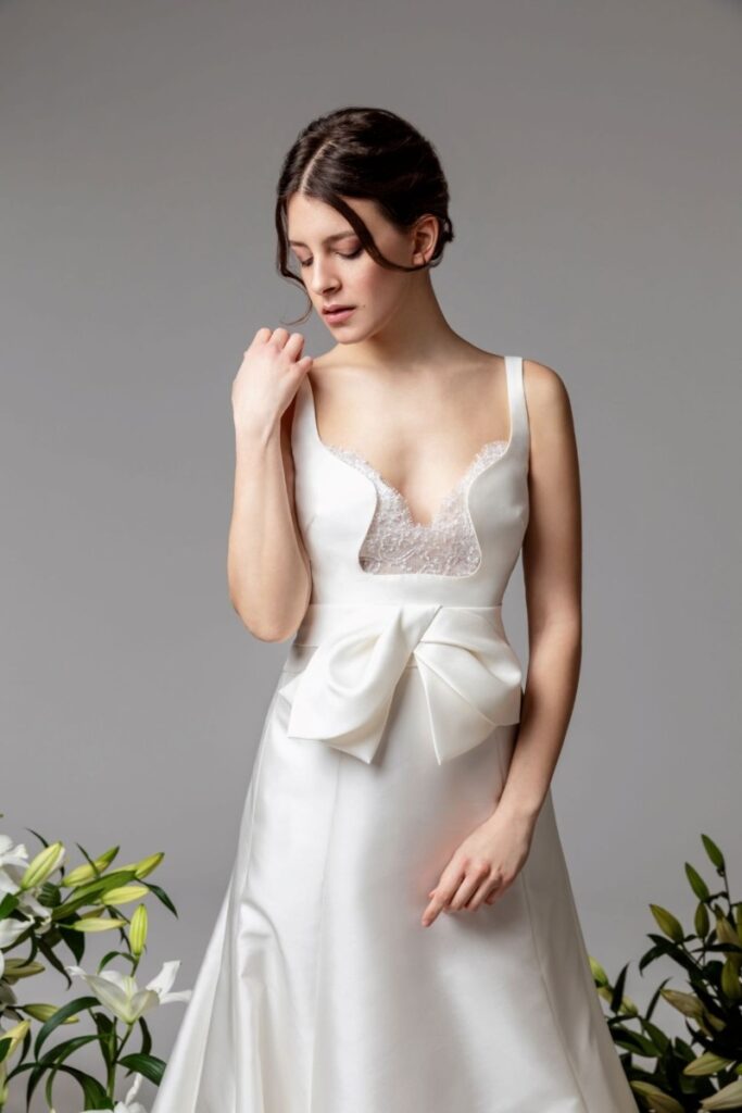 Abito da sposa sartoriale elegante in tessuto mikado