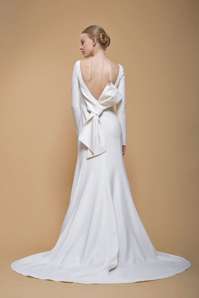 Abito da sposa esclusivo con schiena scoperta e fiocco couture