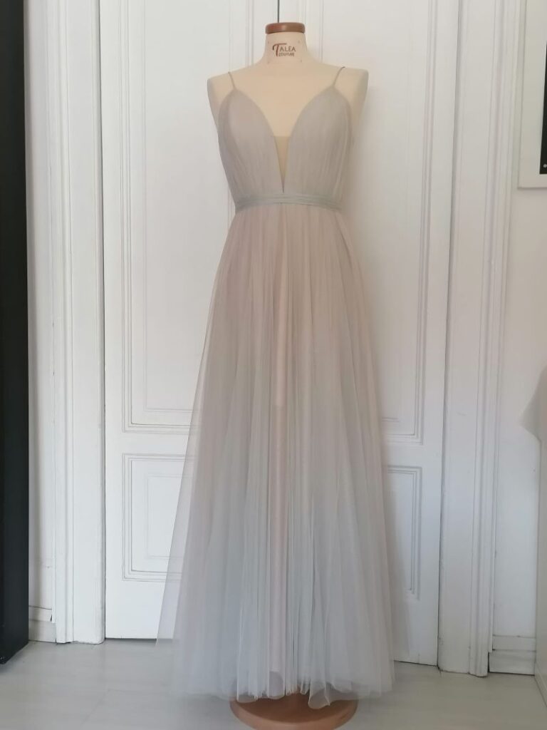 Abito da sposa su misura con tulle verde acqua e cintura drappeggiata