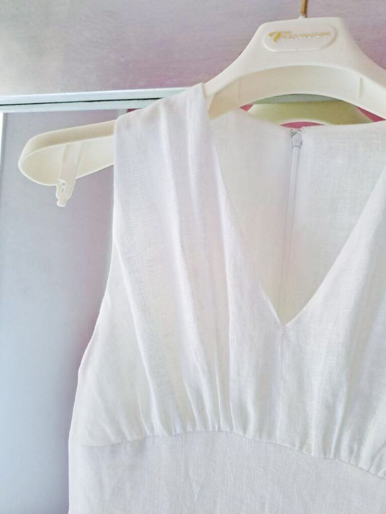 Dettaglio dello scollo dell'abito da sposa in lino naturale