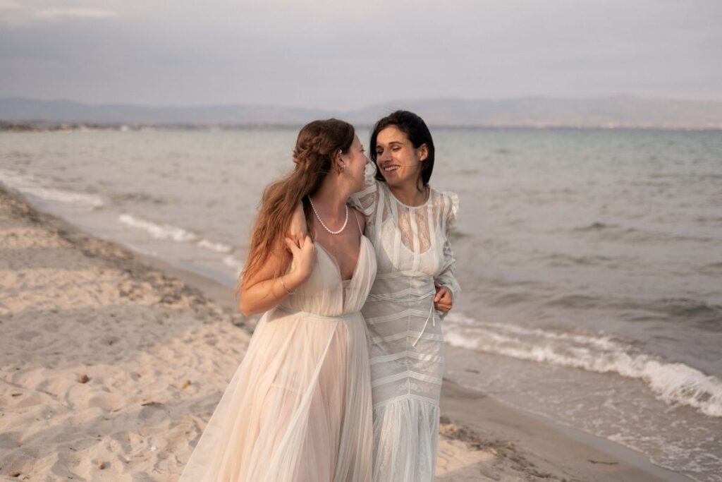 Matrimonio sulla spiaggia in Sardegna tra due donne