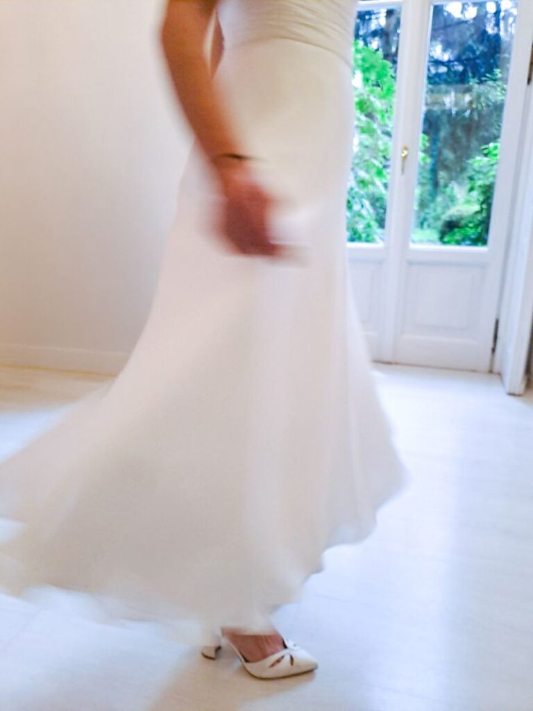 movimento di una gonna longuette da sposa realizzata in sartoria su misura