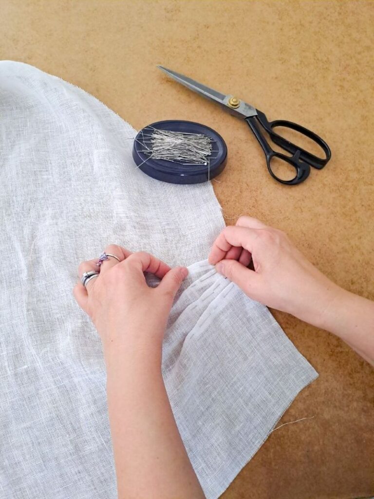 Lavorazione artigianale del lino per un abito da sposa su misura