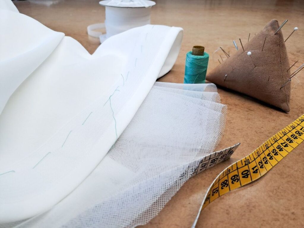 Materiali e lavorazione di un abito da sposa sartoriale su misura