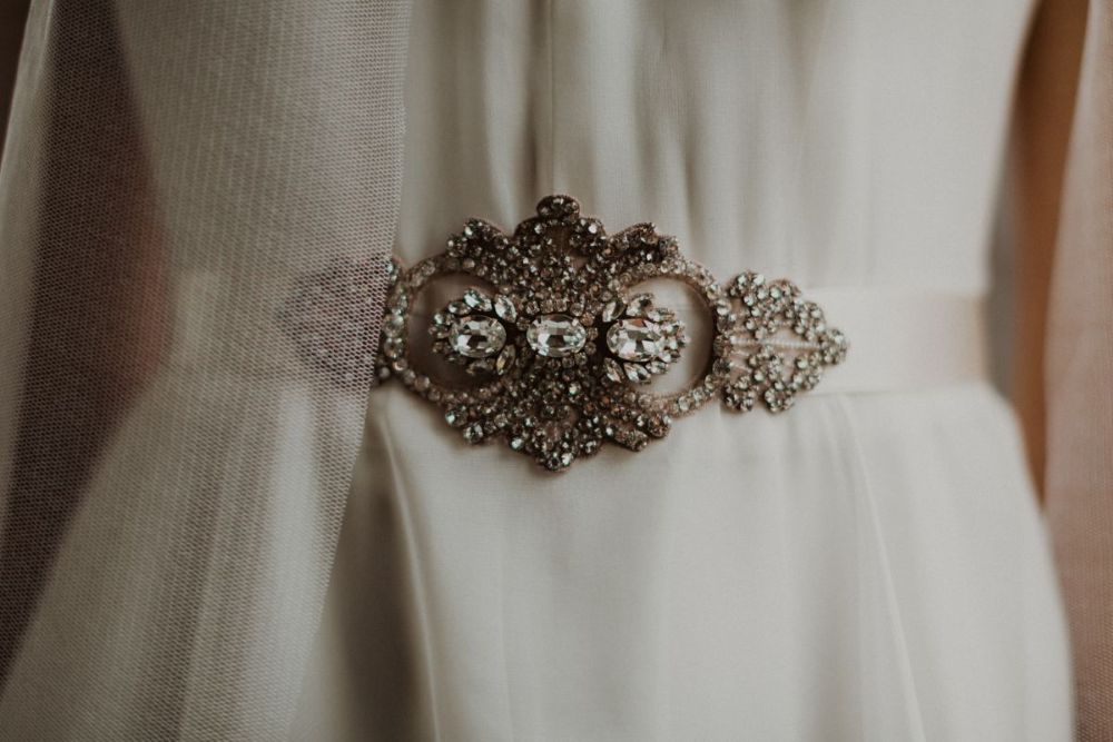 Cintura gioiello su abito da sposa couture