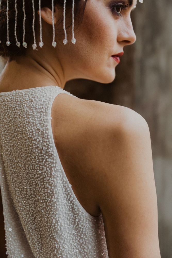 Ricamo di perline su abito da sposa ispirato agli anni Venti