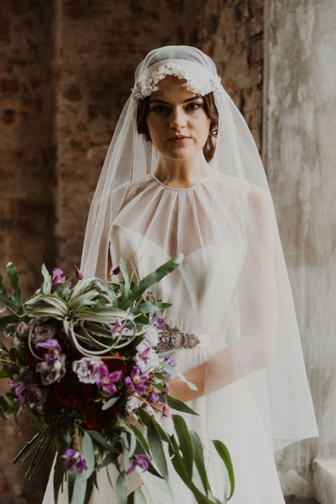 Abito da sposa con velo corto e cintura gioiello ispirato all'eleganza del passato