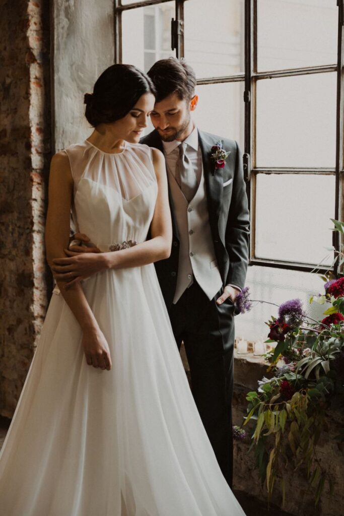 Sposa contemporanea con abito fluido e cintura gioiello ispirata all'eleganza senza tempo