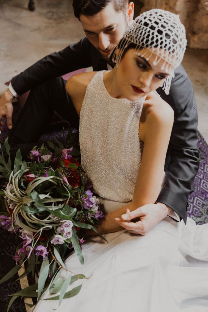 Sposa con abito ricamato di perline e copricapo gioiello ispirato al glamour del Novecento