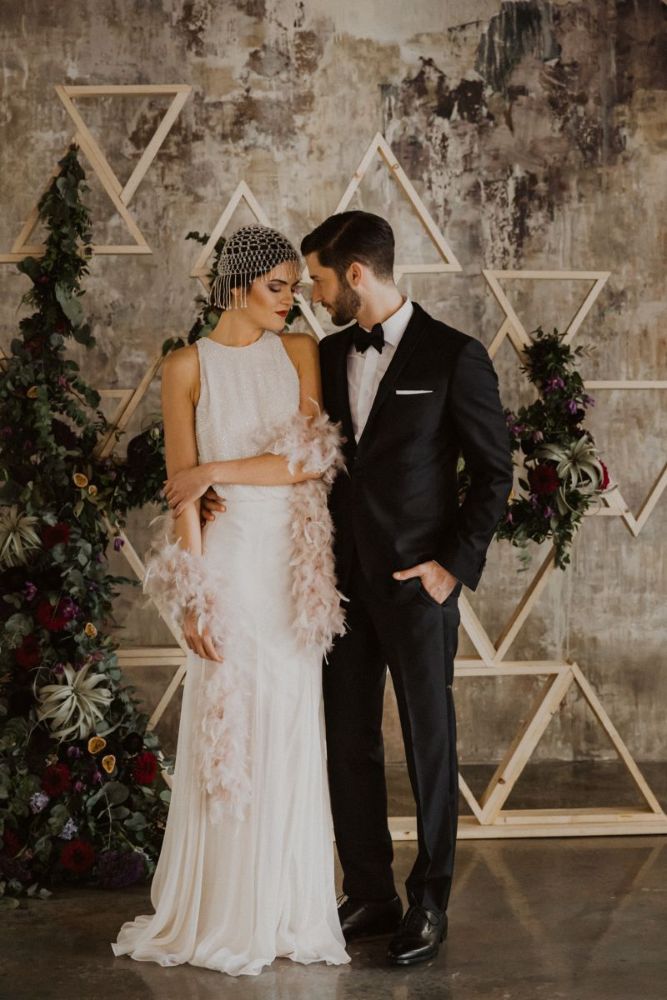 Abito da sposa con perline e stola di piume per il ricevimento
