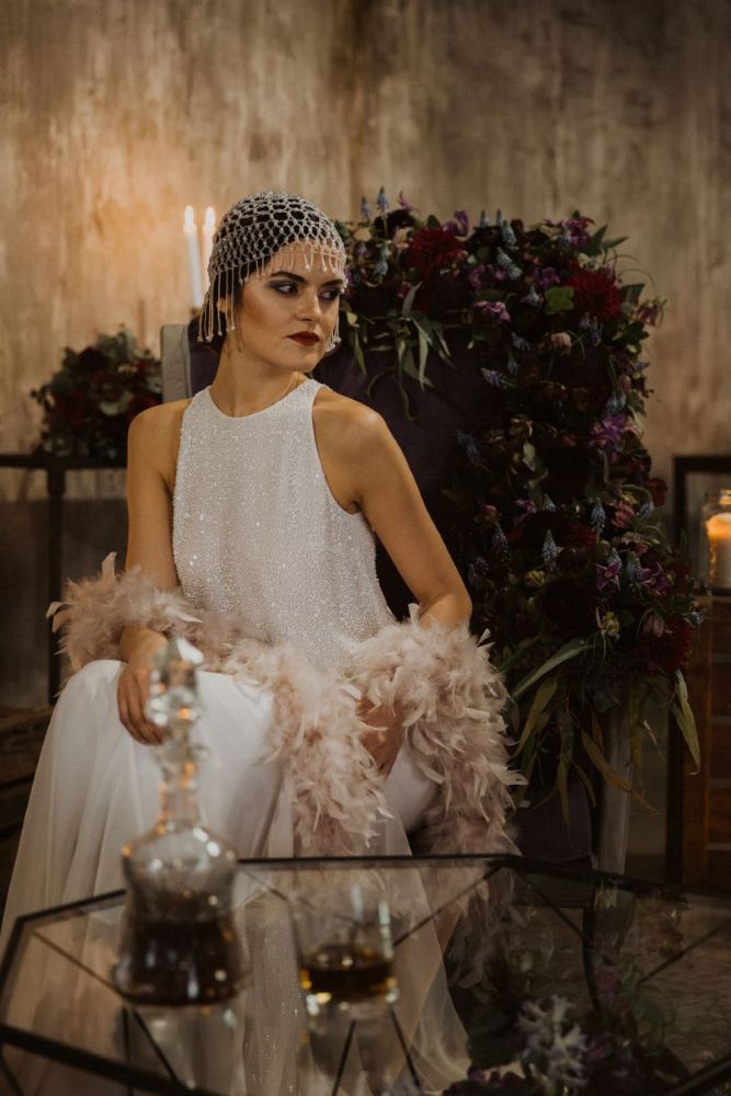 Ritratto di sposa con copricapo di perline e stola di piume