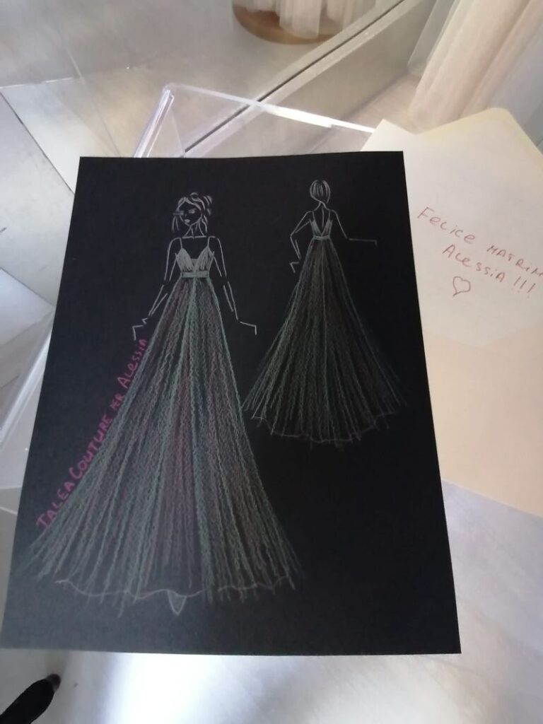 Bozzetto di abito da sposa con tessuti verde acqua e alabastro