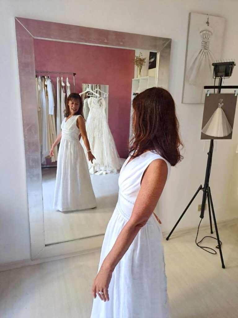 Alessia durante la prova del suo abito da sposa in lino