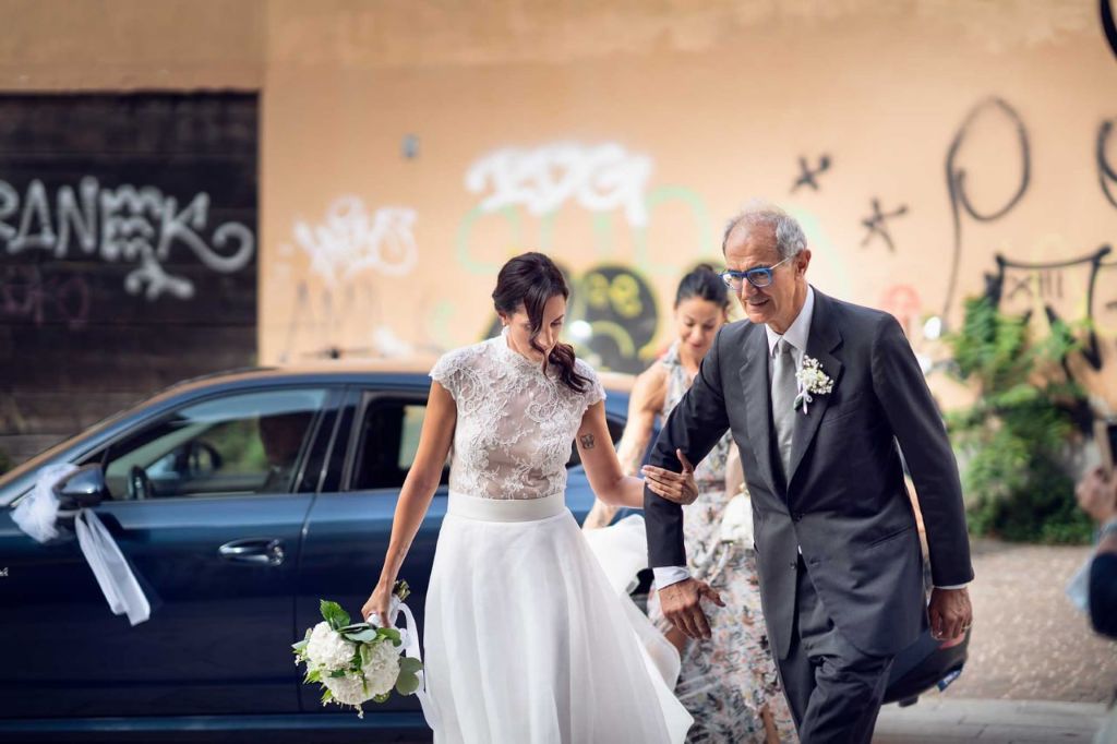 abito da sposa e auto