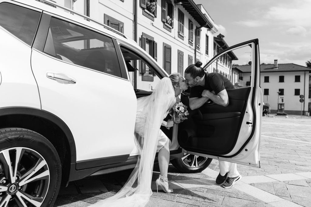 abito da sposa e auto