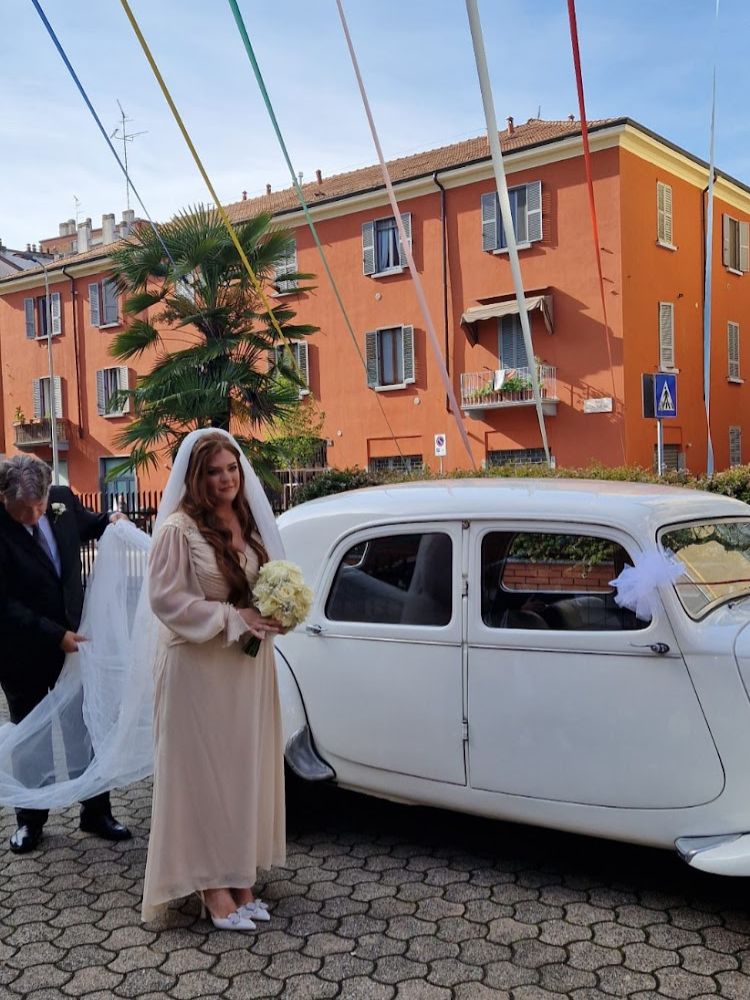 abito da sposa e auto