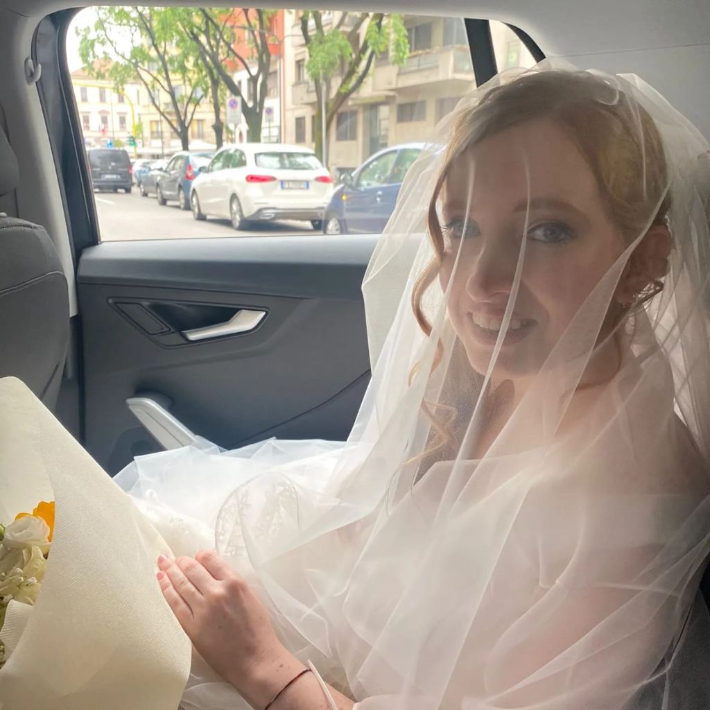 abito da sposa e auto