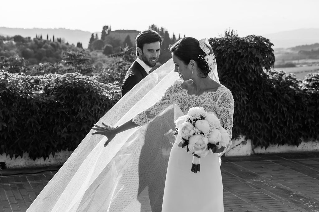 Sposa con velo lungo in tulle durante il servizio fotografico di matrimonio