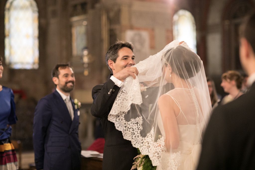 Lo sposo solleva la calata del velo durante la cerimonia nuziale